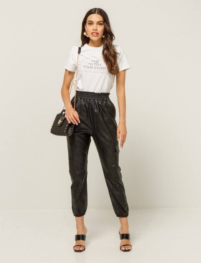 Μαύρο ψηλόμεσο faux-leather παντελόνι με λάστιχο στη μέση, πλαϊνές τσέπες, εξωτερικές τσέπες τύπου cargo και λάστιχο στον ποδόγυρο Lynne