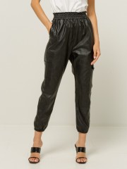 Μαύρο ψηλόμεσο faux-leather παντελόνι με λάστιχο στη μέση, πλαϊνές τσέπες, εξωτερικές τσέπες τύπου cargo και λάστιχο στον ποδόγυρο Lynne