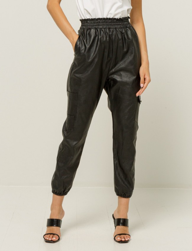 Μαύρο ψηλόμεσο faux-leather παντελόνι με λάστιχο στη μέση, πλαϊνές τσέπες, εξωτερικές τσέπες τύπου cargo και λάστιχο στον ποδόγυρο Lynne