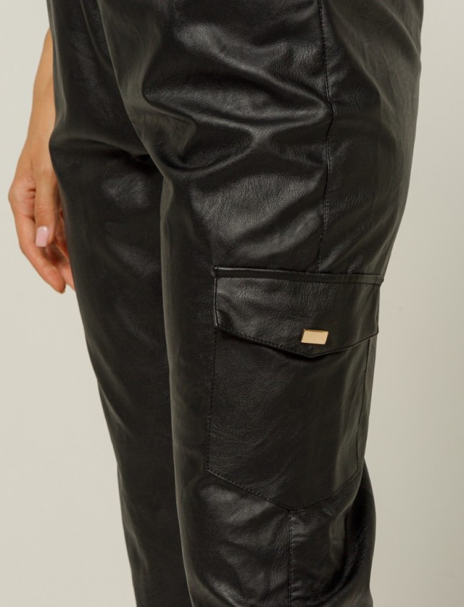 Μαύρο ψηλόμεσο faux-leather παντελόνι με λάστιχο στη μέση, πλαϊνές τσέπες, εξωτερικές τσέπες τύπου cargo και λάστιχο στον ποδόγυρο Lynne