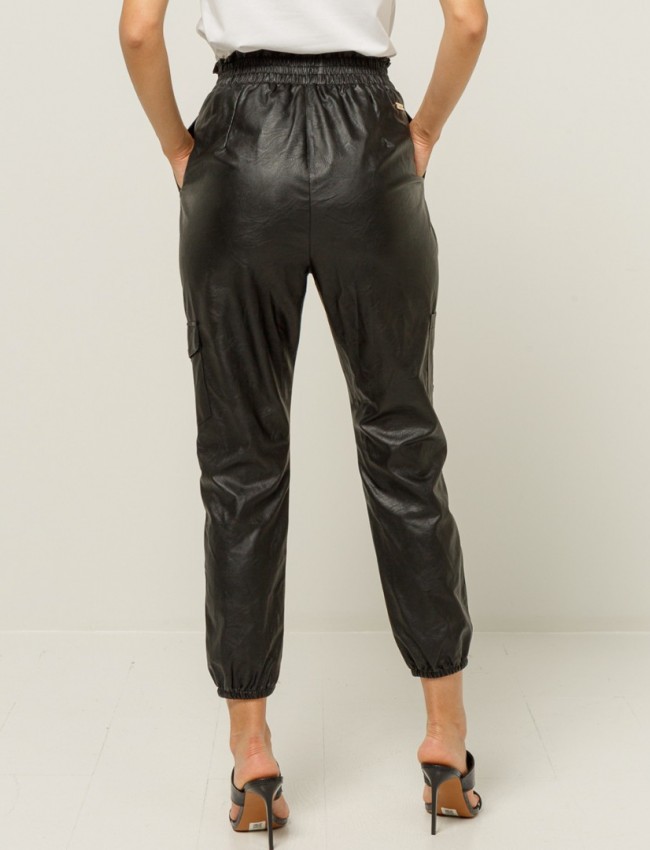 Μαύρο ψηλόμεσο faux-leather παντελόνι με λάστιχο στη μέση, πλαϊνές τσέπες, εξωτερικές τσέπες τύπου cargo και λάστιχο στον ποδόγυρο Lynne