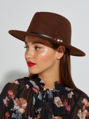 Ταμπά καπέλο με μαύρη leather look λεπτομέρεια και μεταλλικό κούμπωμα Lynne