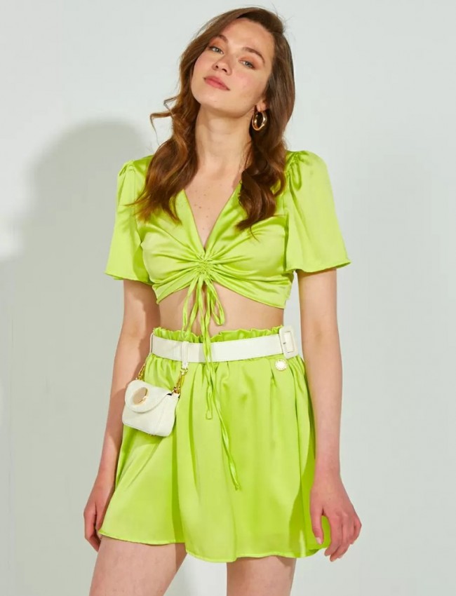 Lime κοντομάνικη σατέν cropped μπλούζα με σούρες μπροστά και μανίκια βολάν Lynne 