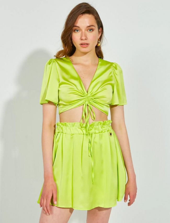 Lime κοντομάνικη σατέν cropped μπλούζα με σούρες μπροστά και μανίκια βολάν Lynne 