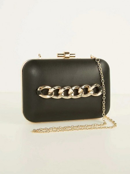Μαύρο clutch με λεπτομέρεια χρυσή αλυσίδα στην μια πλευρά, αποσπώμενη ζώνη  και μεταλλικό χρυσό κούμπωμα LYNNE