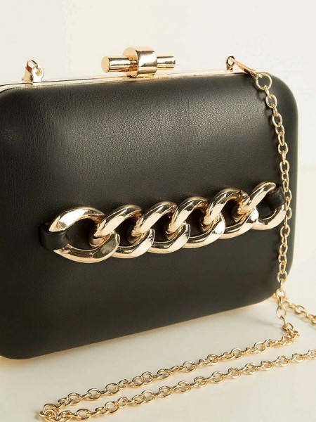 Μαύρο clutch με λεπτομέρεια χρυσή αλυσίδα στην μια πλευρά, αποσπώμενη ζώνη  και μεταλλικό χρυσό κούμπωμα LYNNE