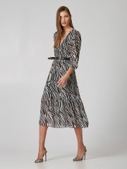 Zebra printed μαύρο midi φόρεμα με V-λαιμόκοψη, ημιδιάφανα 3/4 μανίκια και βολάν στο τελείωμα Lynne
