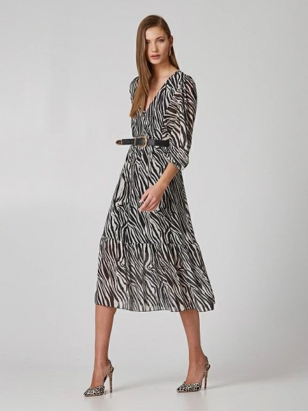 Zebra printed μαύρο midi φόρεμα με V-λαιμόκοψη, ημιδιάφανα 3/4 μανίκια και βολάν στο τελείωμα Lynne