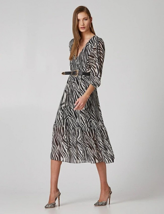Zebra printed μαύρο midi φόρεμα με V-λαιμόκοψη, ημιδιάφανα 3/4 μανίκια και βολάν στο τελείωμα Lynne