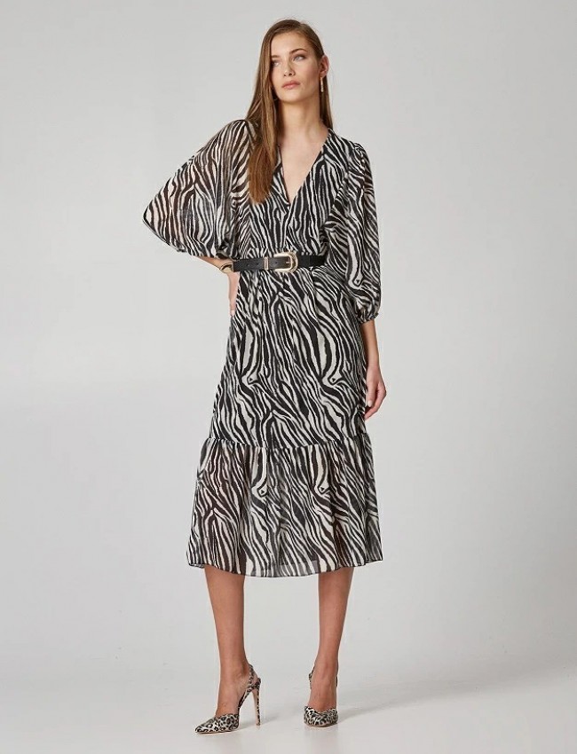 Zebra printed μαύρο midi φόρεμα με V-λαιμόκοψη, ημιδιάφανα 3/4 μανίκια και βολάν στο τελείωμα Lynne