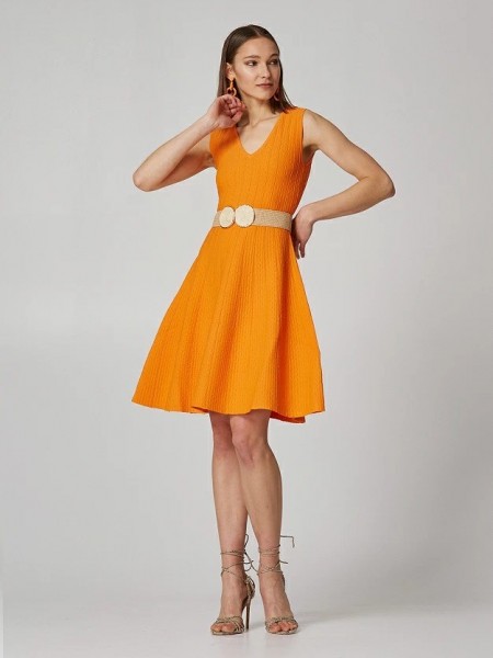 Πορτοκαλί αμάνικο κοντό φόρεμα σε κλος γραμμή με V-λαιμόκοψη και ανάγλυφη υφή Lynne