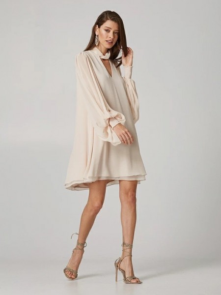 Nude μακρυμάνικο  μουσελίνα κοντό oversized φόρεμα σε κλος γραμμή,  με V στην κλειστή γυριστή λαιμόκοψη και φαρδιά μανίκια Lynne