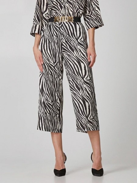 Zebra printed μαύρη σατινέ ζιπ-κιλότ με πλαϊνές τσέπες, λάστιχο στο πίσω μέρος και κλείσιμο με φερμουάρ στο πλάι Lynne
