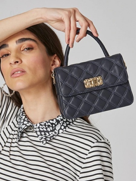 Μπλε καπιτονέ cross body τσάντα με μεταλλική αγκράφα, αλυσίδα με λεπτομέρειες και χερούλι, κλείσιμο με κουμπί και εσωτερικό φερμουάρ Lynne
