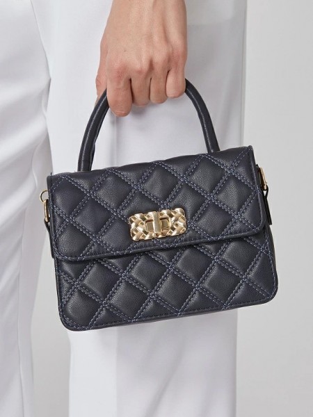 Μπλε καπιτονέ cross body τσάντα με μεταλλική αγκράφα, αλυσίδα με λεπτομέρειες και χερούλι, κλείσιμο με κουμπί και εσωτερικό φερμουάρ Lynne