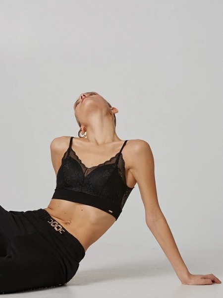 Μαύρο bralette με λεπτομέρεια δαντέλας, ρυθμιζόμενες τιράντες, αποσπώμενες μπανέλες και ελαστικό τελείωμα Lynne