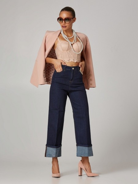 Blue jean ψηλόμεση cropped παντελόνα χωρίς ξεβάμματα, με μεγάλο ρεβέρ στο τελείωμα, κλείσιμο με φερμουάρ και χρυσό κουμπί και διακοσμητικές αλυσίδες στις τσέπες Lynne