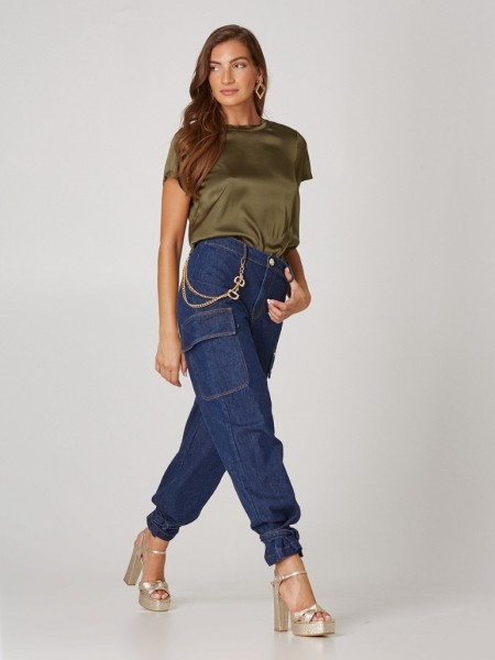 Blue jean ψηλόμεσο cargo παντελόνι χωρίς ξεβάμματα, μεγάλες τσέπες στο πλάι, χρυσό κουμπί με στρας, αποσπώμενη κρεμαστή αλυσίδα στο πλάι και μη αποσπώμενα κορδόνια με δέσιμο στον ποδόγυρο Lynne 