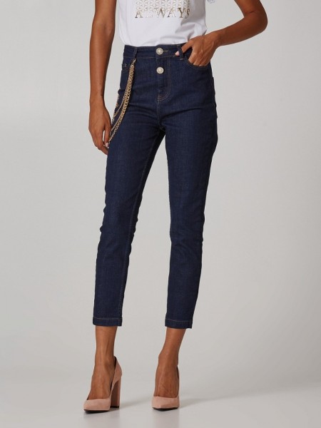 Blue jean ψηλόμεσο skinny παντελόνι χωρίς ξεβάμματα, κλείσιμο με φερμουάρ και χρυσό κουμπί πέρλα και αποσπώμενη κρεμαστή αλυσίδα στο πλάι Lynne