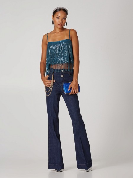 Blue jean ψηλόμεσο παντελόνι καμπάνα χωρίς ξεβάμματα, κλείσιμο με φερμουάρ και χρυσό κουμπί πέρλα και αποσπώμενη κρεμαστή αλυσίδα στο πλάι Lynne
