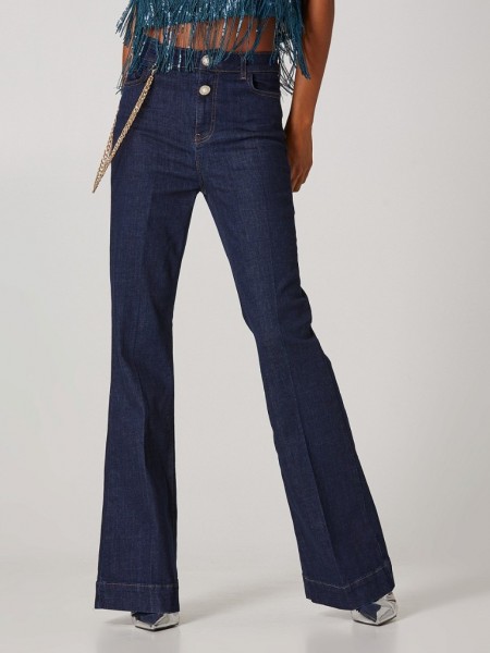 Blue jean ψηλόμεσο παντελόνι καμπάνα χωρίς ξεβάμματα, κλείσιμο με φερμουάρ και χρυσό κουμπί πέρλα και αποσπώμενη κρεμαστή αλυσίδα στο πλάι Lynne