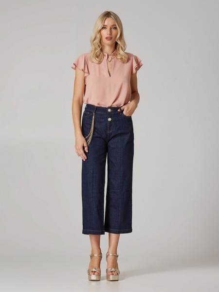 Blue jean ψηλόμεση cropped παντελόνα χωρίς ξεβάμματα, κλείσιμο με φερμουάρ και χρυσό κουμπί πέρλα και αποσπώμενη κρεμαστή αλυσίδα στο πλάι Lynne
