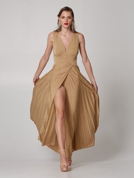 Χρυσό lurex αμάνικο maxi πλισέ φόρεμα με διαφάνεια στο στήθος και εσωτερικό κορμάκι Lynne