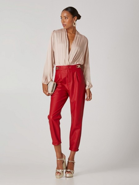 Κόκκινο ψηλόμεσο faux leather παντελόνι σε χαλαρή γραμμή, με μπροστινές πιέτες, λάστιχο πίσω στην μέση, χρυσές αγκράφες και πλαϊνές τσέπες Lynne