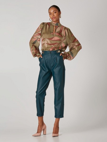 Πετρόλ ψηλόμεσο faux leather παντελόνι σε χαλαρή γραμμή, με μπροστινές πιέτες, λάστιχο πίσω στην μέση, χρυσές αγκράφες και πλαϊνές τσέπες Lynne