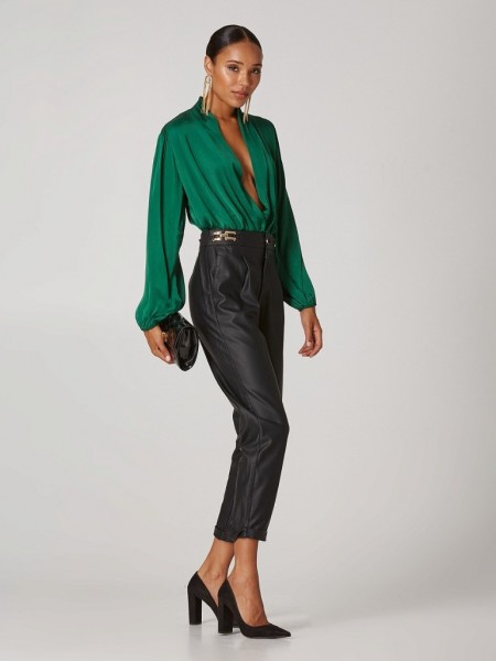 Μαύρο ψηλόμεσο faux leather παντελόνι σε χαλαρή γραμμή, με μπροστινές πιέτες, λάστιχο πίσω στην μέση, χρυσές αγκράφες και πλαϊνές τσέπες Lynne
