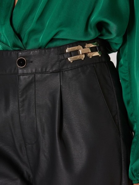Μαύρο ψηλόμεσο faux leather παντελόνι σε χαλαρή γραμμή, με μπροστινές πιέτες, λάστιχο πίσω στην μέση, χρυσές αγκράφες και πλαϊνές τσέπες Lynne