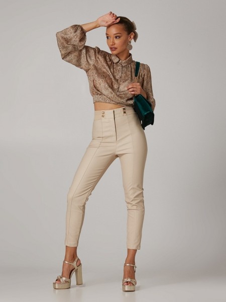 Βανίλια ψηλόμεσο faux leather παντελόνι σε στενή γραμμή με λάστιχο, με λούρεξ πίσω στην μέση, διακοσμητικά τρουκς στην μπάσκα και κρυφό κούμπωμα με φερμουάρ Lynne