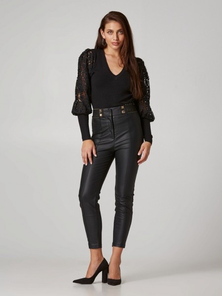 Μαύρο ψηλόμεσο faux leather παντελόνι σε στενή γραμμή με λάστιχο, με λούρεξ πίσω στην μέση, διακοσμητικά τρουκς στην μπάσκα και κρυφό κούμπωμα με φερμουάρ Lynne