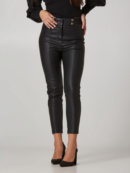 Μαύρο ψηλόμεσο faux leather παντελόνι σε στενή γραμμή με λάστιχο, με λούρεξ πίσω στην μέση, διακοσμητικά τρουκς στην μπάσκα και κρυφό κούμπωμα με φερμουάρ Lynne