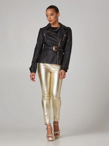 Μαύρο faux- leather jacket με πλαϊνό κούμπωμα με χρυσό φερμουάρ, αποσπώμενη ζώνη και χρυσά κουμπιά στις μανσέτες στα μανίκια Lynne