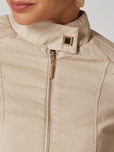 Βανίλια faux-leather jacket σε μεσάτη γραμμή με χρυσές αγκράφες μπροστά, κλείσιμο με κουμπί στον λαιμό και ασπρόμαυρη εσωτερική φόδρα Lynne
