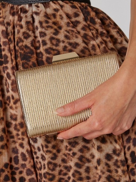 Χρυσό clutch με ανάγλυφη υφή Lynne