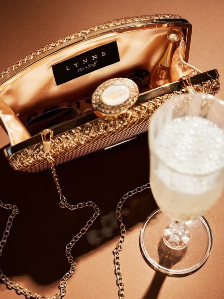 Χρυσό clutch με ιδιαίτερο κούμπωμα Lynne