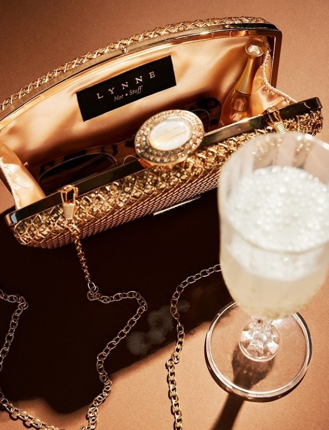 Χρυσό clutch με ιδιαίτερο κούμπωμα Lynne