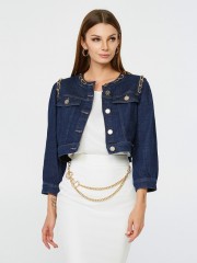 Blue jean ελαστικό cropped jacket με χρυσές αλυσίδες στην στρογγυλή λαιμόκοψη και κλείσιμο με χρυσά κουμπιά μπροστά Lynne Blue jean ελαστικό cropped jacket με χρυσές αλυσίδες στην στρογγυλή λαιμόκοψη και κλείσιμο με χρυσά κουμπιά μπροστά Lynne