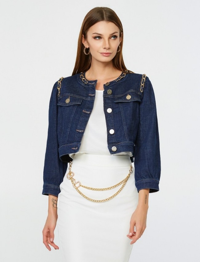 Blue jean ελαστικό cropped jacket με χρυσές αλυσίδες στην στρογγυλή λαιμόκοψη και κλείσιμο με χρυσά κουμπιά μπροστά Lynne Blue jean ελαστικό cropped jacket με χρυσές αλυσίδες στην στρογγυλή λαιμόκοψη και κλείσιμο με χρυσά κουμπιά μπροστά Lynne