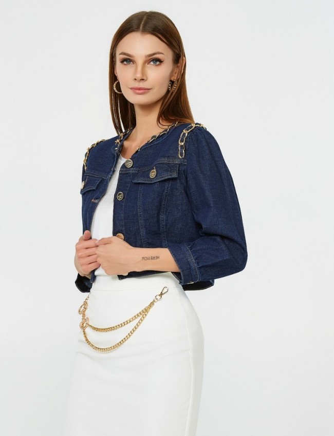 Blue jean ελαστικό cropped jacket με χρυσές αλυσίδες στην στρογγυλή λαιμόκοψη και κλείσιμο με χρυσά κουμπιά μπροστά Lynne Blue jean ελαστικό cropped jacket με χρυσές αλυσίδες στην στρογγυλή λαιμόκοψη και κλείσιμο με χρυσά κουμπιά μπροστά Lynne