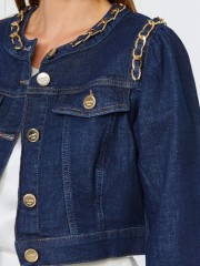 Blue jean ελαστικό cropped jacket με χρυσές αλυσίδες στην στρογγυλή λαιμόκοψη και κλείσιμο με χρυσά κουμπιά μπροστά Lynne Blue jean ελαστικό cropped jacket με χρυσές αλυσίδες στην στρογγυλή λαιμόκοψη και κλείσιμο με χρυσά κουμπιά μπροστά Lynne