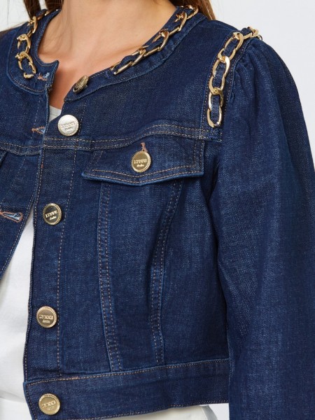 Blue jean ελαστικό cropped jacket με χρυσές αλυσίδες στην στρογγυλή λαιμόκοψη και κλείσιμο με χρυσά κουμπιά μπροστά Lynne