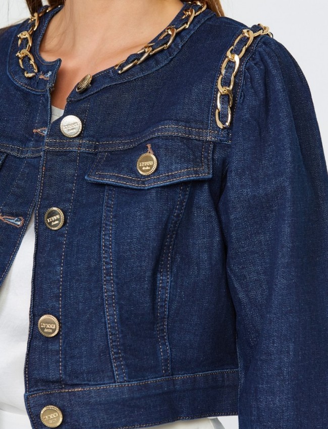 Blue jean ελαστικό cropped jacket με χρυσές αλυσίδες στην στρογγυλή λαιμόκοψη και κλείσιμο με χρυσά κουμπιά μπροστά Lynne Blue jean ελαστικό cropped jacket με χρυσές αλυσίδες στην στρογγυλή λαιμόκοψη και κλείσιμο με χρυσά κουμπιά μπροστά Lynne
