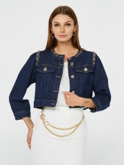 Blue jean ελαστικό cropped jacket με χρυσές αλυσίδες στην στρογγυλή λαιμόκοψη και κλείσιμο με χρυσά κουμπιά μπροστά Lynne Blue jean ελαστικό cropped jacket με χρυσές αλυσίδες στην στρογγυλή λαιμόκοψη και κλείσιμο με χρυσά κουμπιά μπροστά Lynne