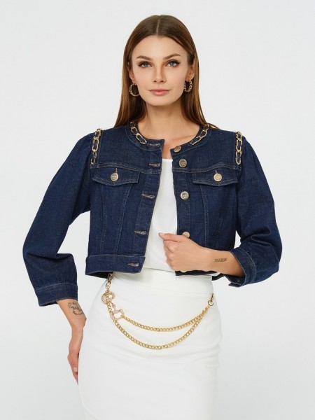 Blue jean ελαστικό cropped jacket με χρυσές αλυσίδες στην στρογγυλή λαιμόκοψη και κλείσιμο με χρυσά κουμπιά μπροστά Lynne