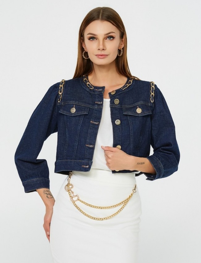 Blue jean ελαστικό cropped jacket με χρυσές αλυσίδες στην στρογγυλή λαιμόκοψη και κλείσιμο με χρυσά κουμπιά μπροστά Lynne Blue jean ελαστικό cropped jacket με χρυσές αλυσίδες στην στρογγυλή λαιμόκοψη και κλείσιμο με χρυσά κουμπιά μπροστά Lynne