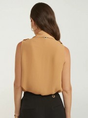 Κάμελ μουσελίνα αμάνικη μπλούζα, με μπροστινές τσέπες, σατέν λεπτομέρειες και χρυσά κουμπιά LYNNE
