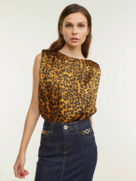 Animal printed καφέ αμάνικη σατινέ μπλούζα με στρογγυλή λαιμόκοψη, παγιέτα στις επωμίδες και κλείσιμο με κουμπί πίσω Lynne